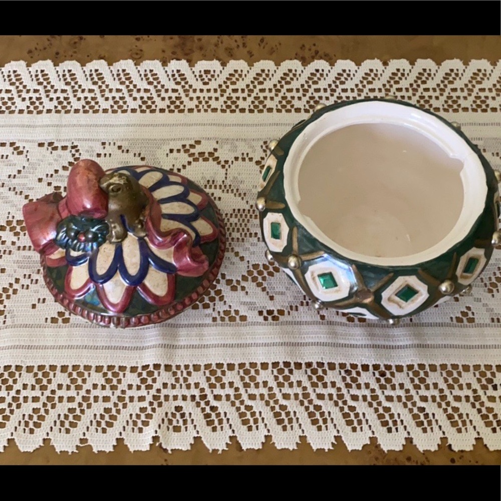 Ceramic bowl with lid